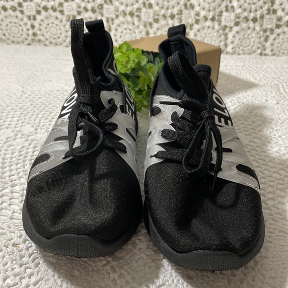 Ladies LOVE ❤️ walking shoe in ladies 8 US - Picture 2 of 8